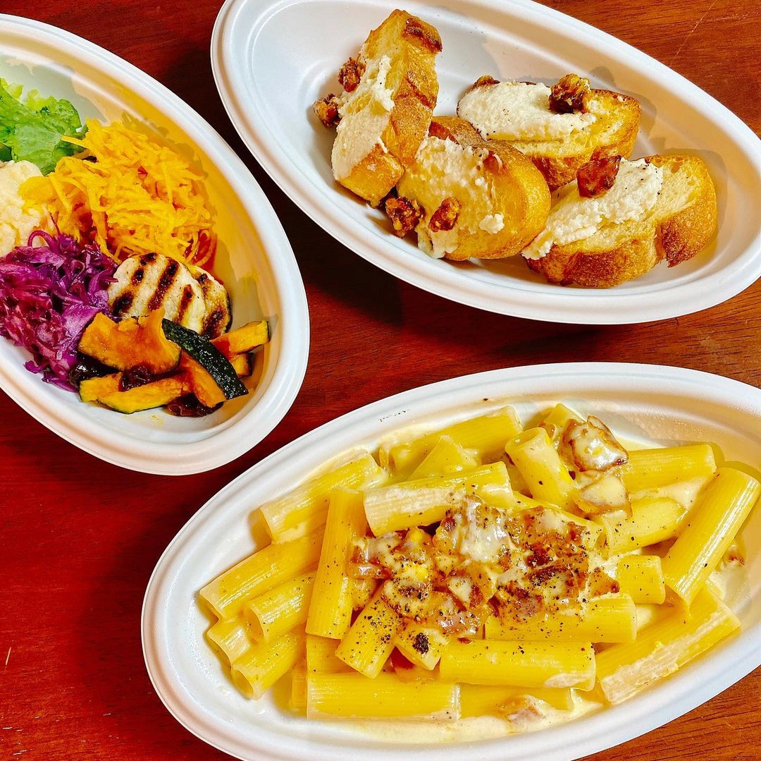 蔵前のイタリアン、INFの前菜盛り、ゴルゴンゾーラとキャラメリゼした胡桃のクロスティーニ、旨味パンチェッタ 濃厚カルボナーラ“リガトーニ”をテイクアウトで