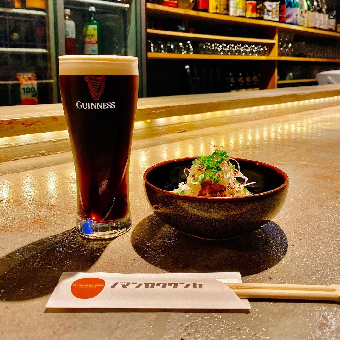 蔵前の居酒屋、ノマンカクワンカのギネスと鶏皮ポン酢