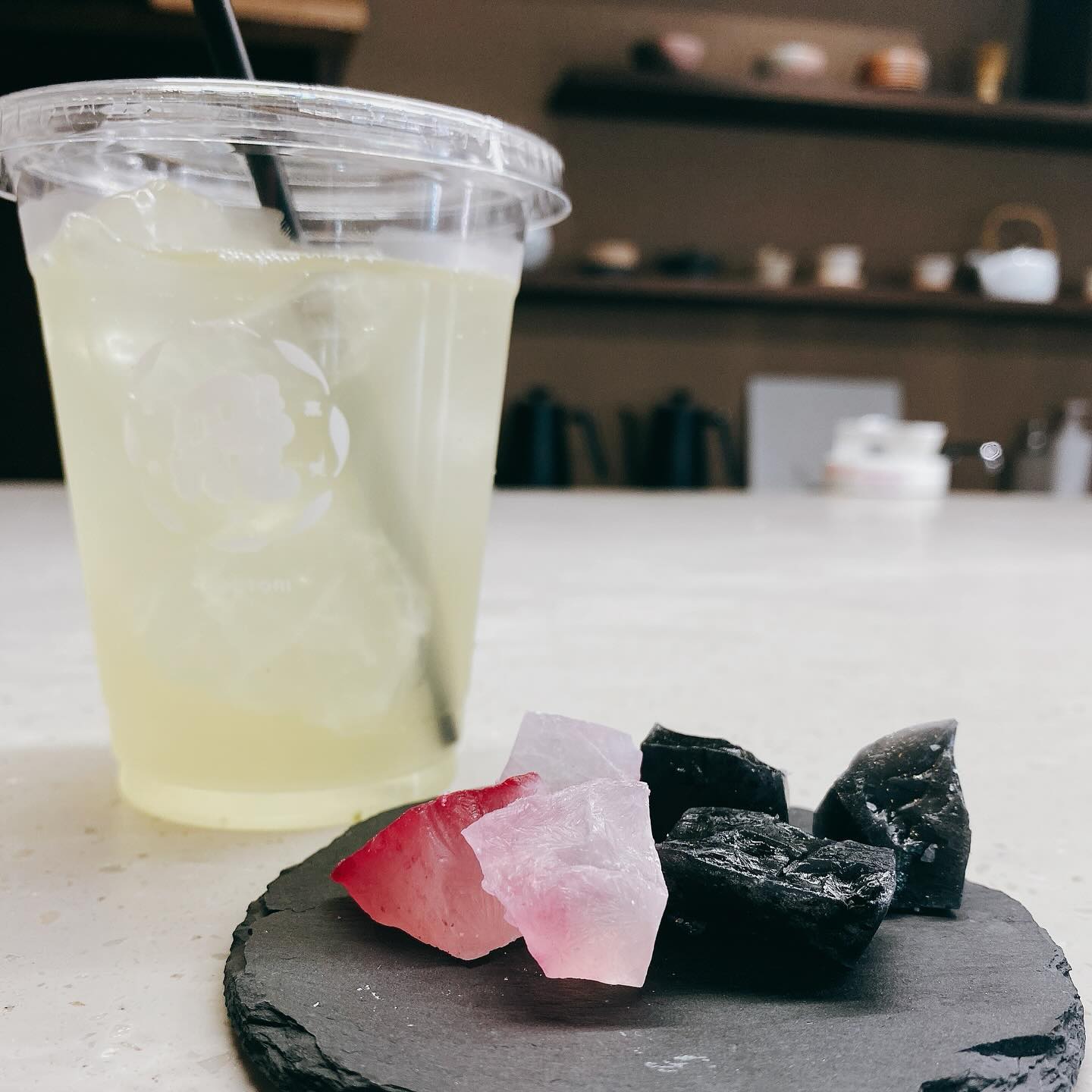 【閉店】浅草橋の和カフェ&ショップ、飛ぶ鳥の月桃と夏目箒の八女茶のブレンドと琥珀糖（黒文字とすだち、紫蘇）