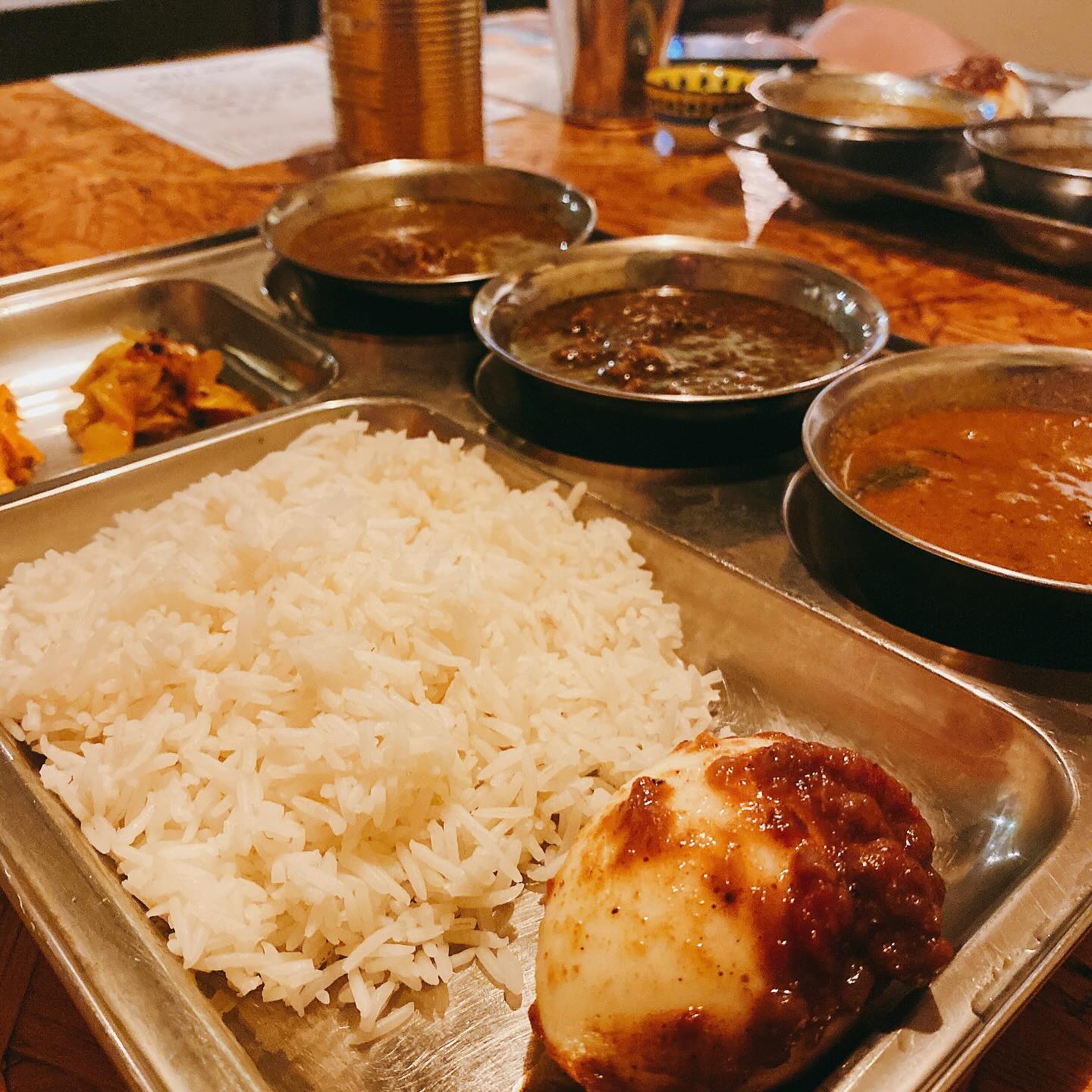 浅草のインドカレー屋、西インドスパイス ガヤバジの選べるカレープレート（3種）
