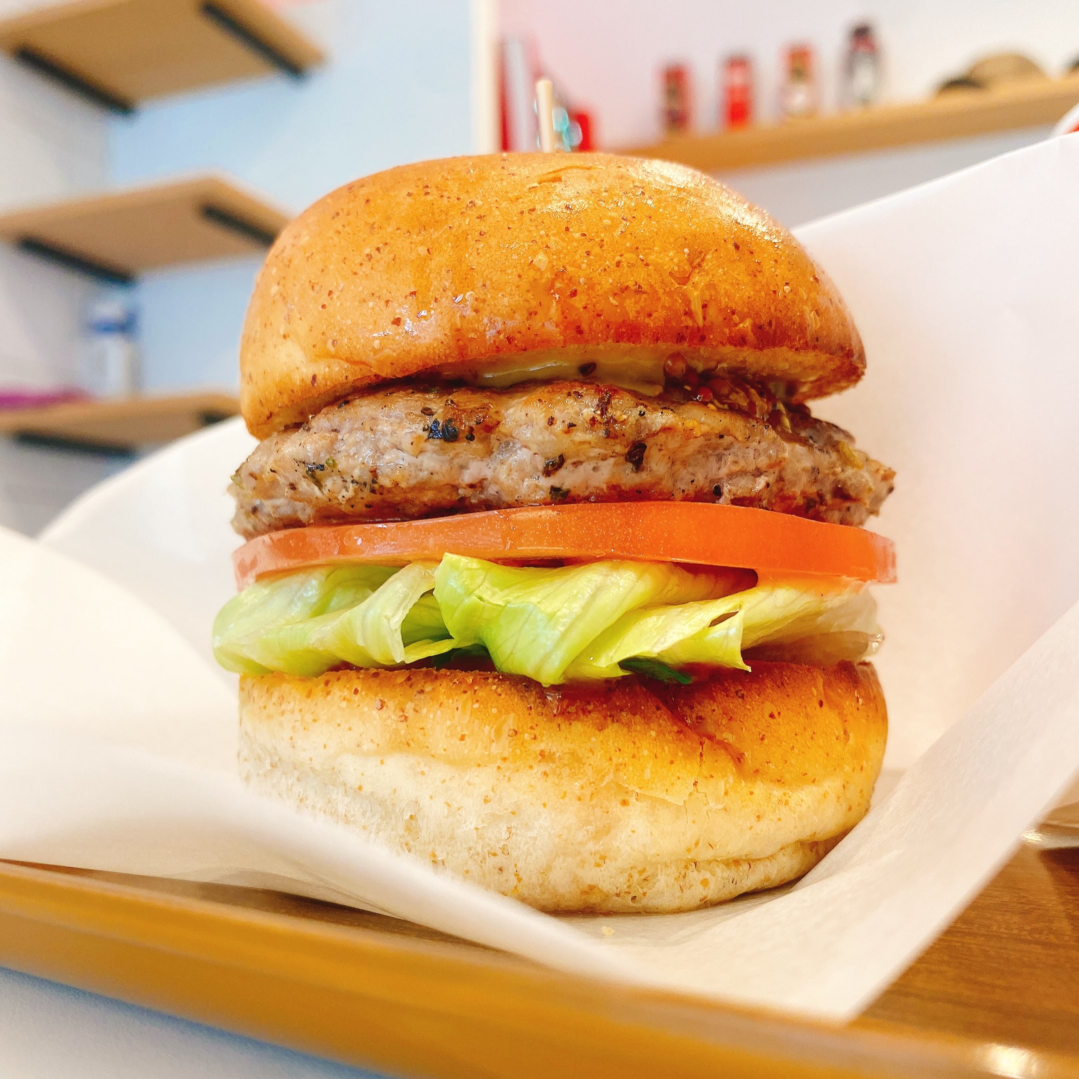 新御徒町のハンバーガー店、H（Ahsh） Burgerのサルシッチャバーガー