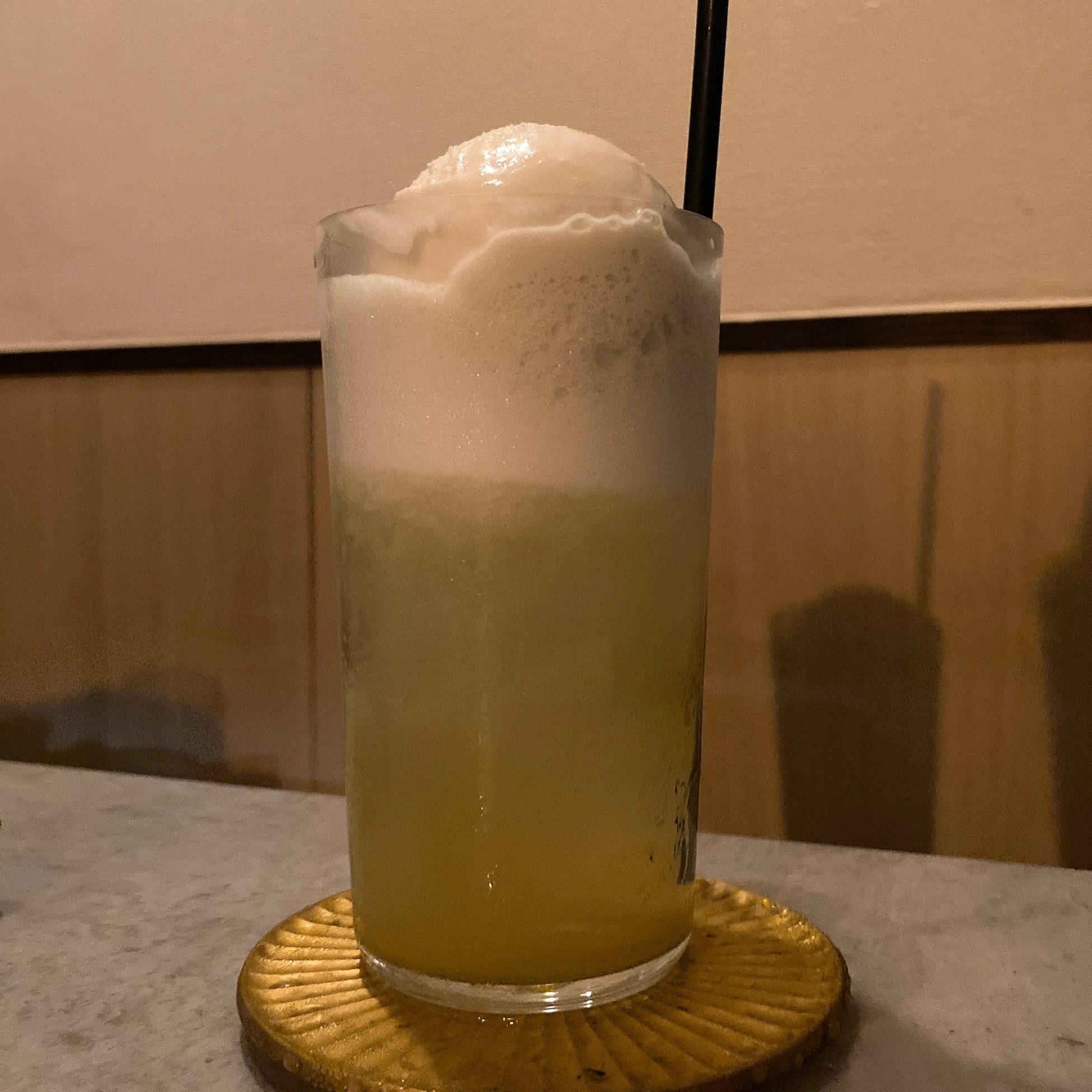 浅草のバー、Bar B&Wのブルーチーズメロンクリームソーダ