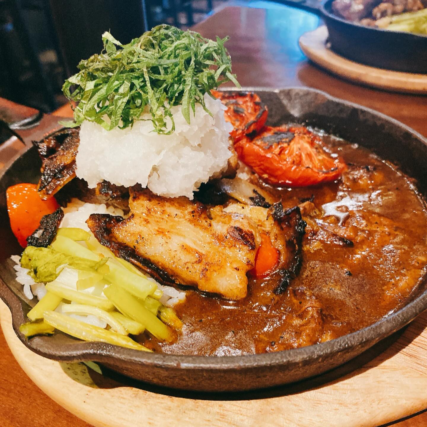 秋葉原の間借りカレー屋、冒険香る牛すじカレーの店 Roman Kitchenの国産豚バラ肉のさっぱり煮込みカレー（セミドライトマトトッピング）