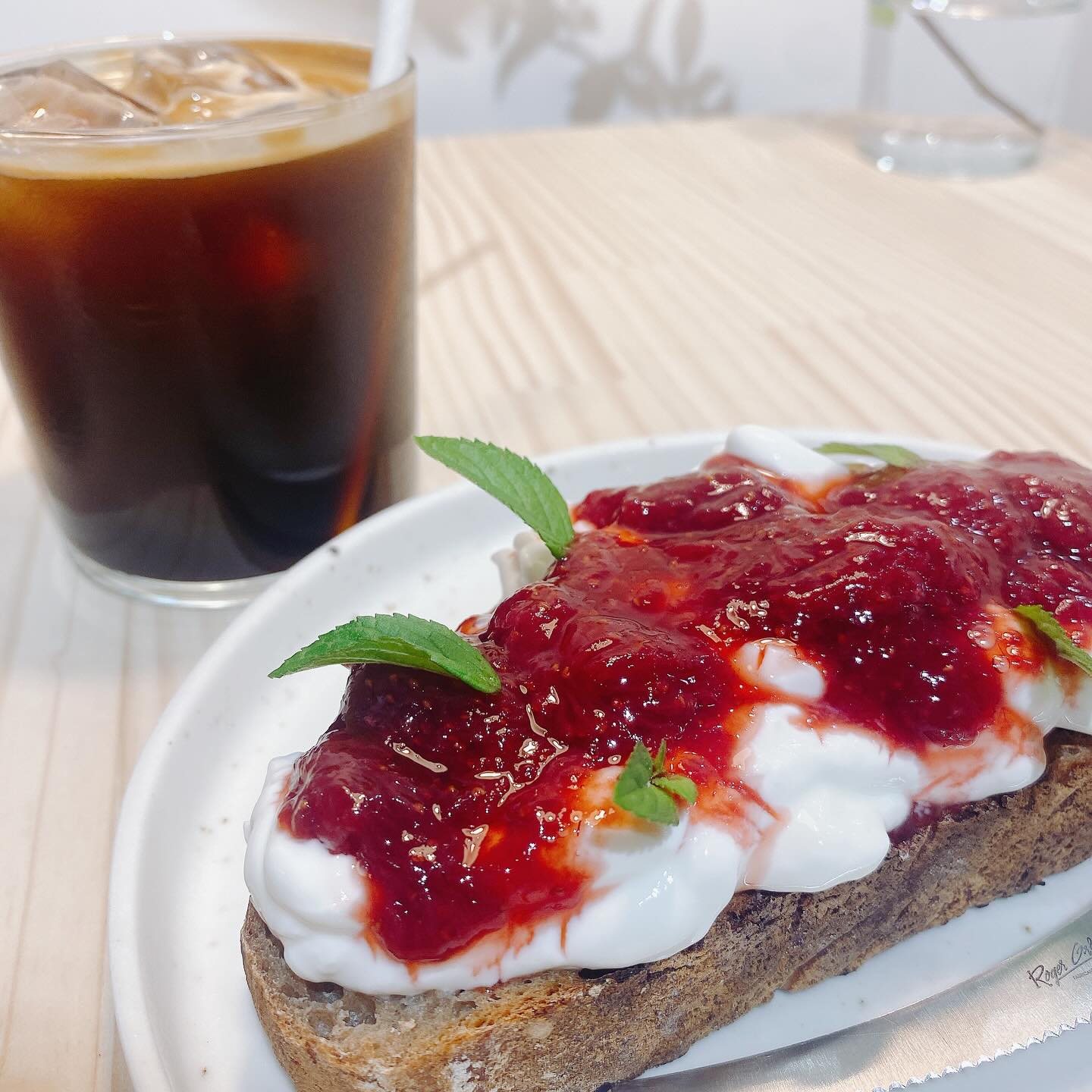浅草橋のカフェ＆陶磁器専門店、Hausbrotのオーガニックサワードウブレッドとラブネと季節のフルーツ、とアイスコーヒー