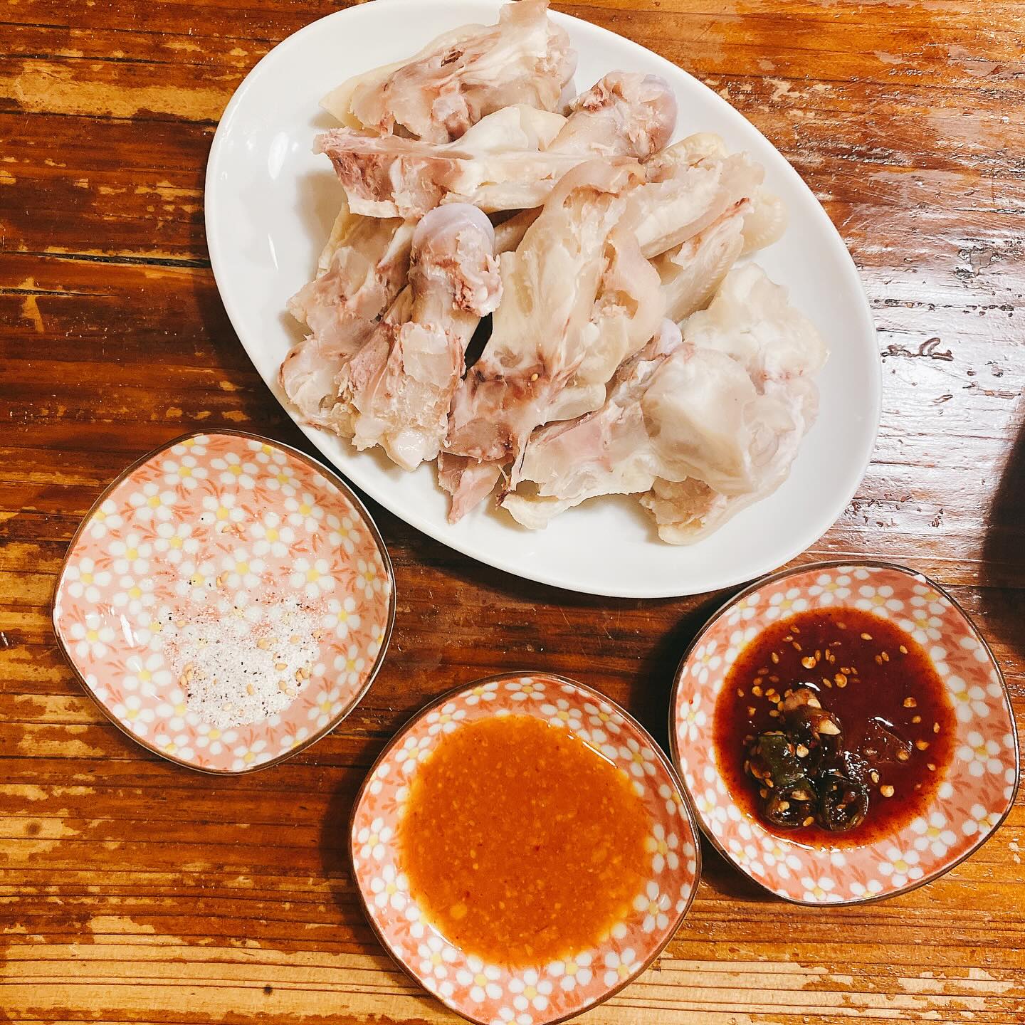 奥浅草の韓国料理屋、韓国家庭料理 なるとの豚足