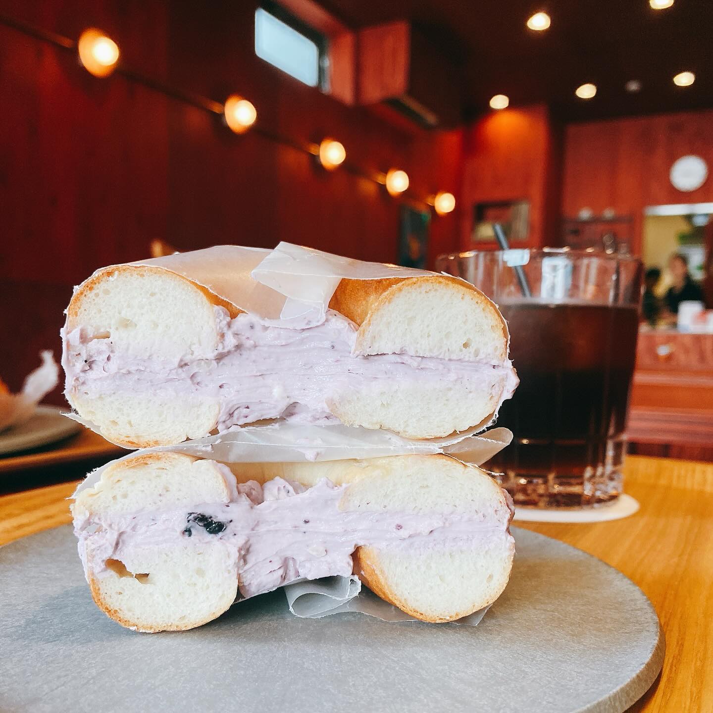 蔵前のベーグル専門店、Le Bageのブルーベリークリームチーズベーグルサンドとアイスコーヒー