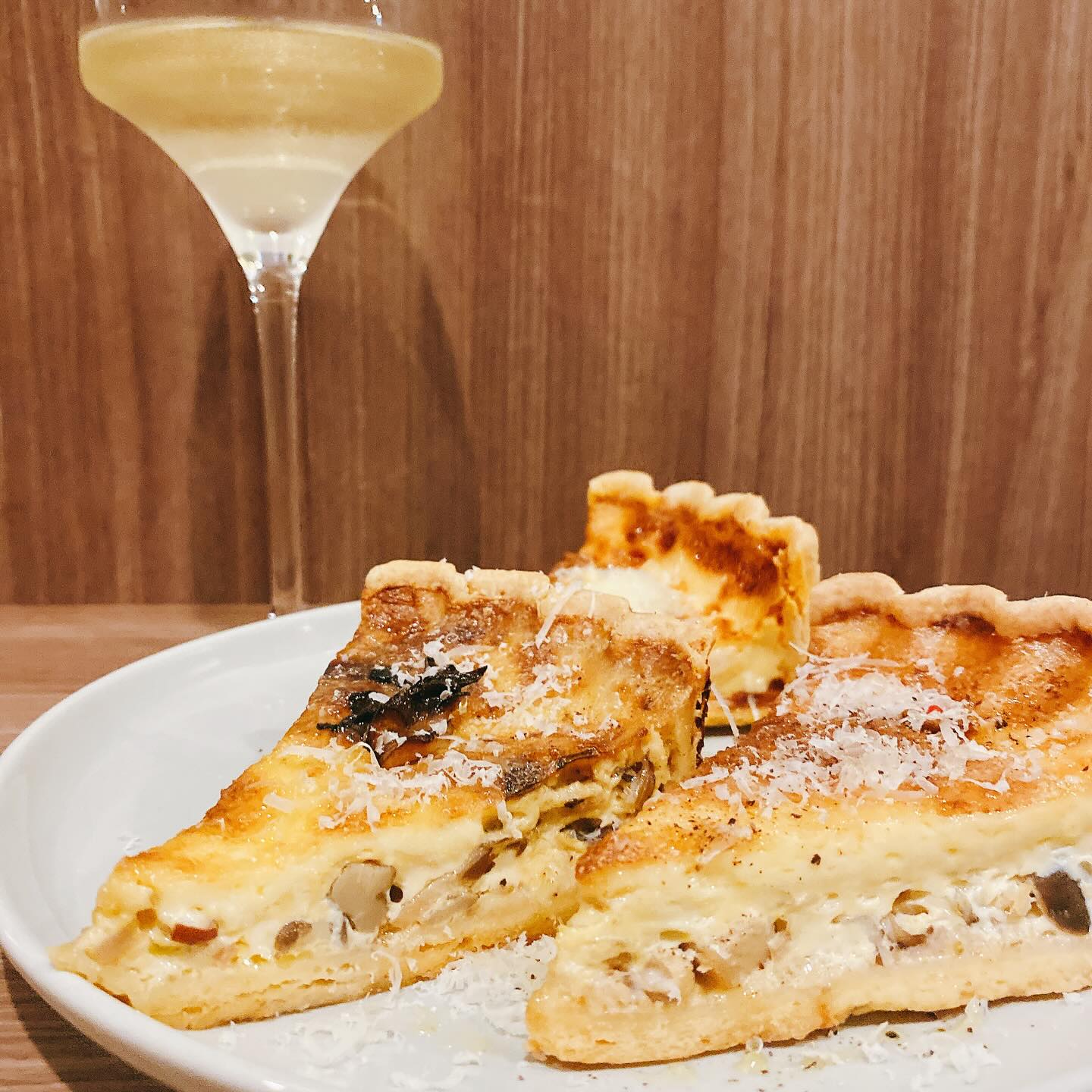 蔵前のキッシュ屋&ワインバー、Wine & Quiche Pepeのキッシュ（黒まいたけとベーコン、鶏ラグー、キーマカレー）