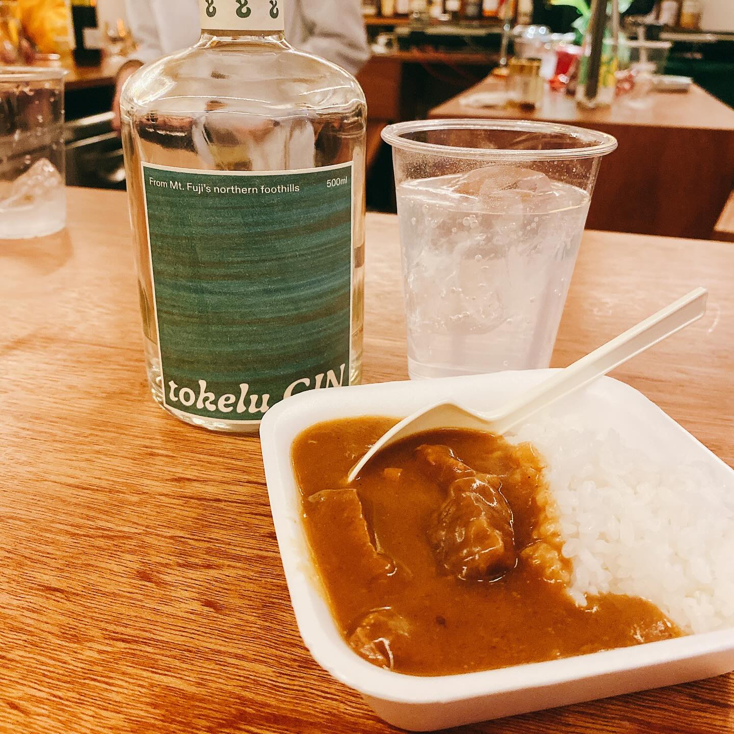 蔵前の酒屋きみどりで、TokeruのTokeru Ginと肉の大和のひとくちカレー