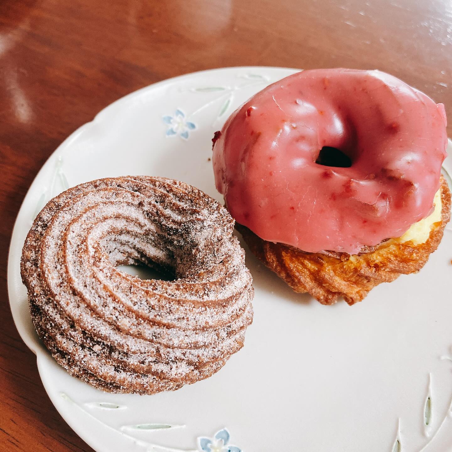 【移転】浅草橋のフレンチクルーラー&フランス古典菓子専門店、Franse cruller-donutのフレンチクルーラー アマゾンカカオシュガーとフランボワーズ