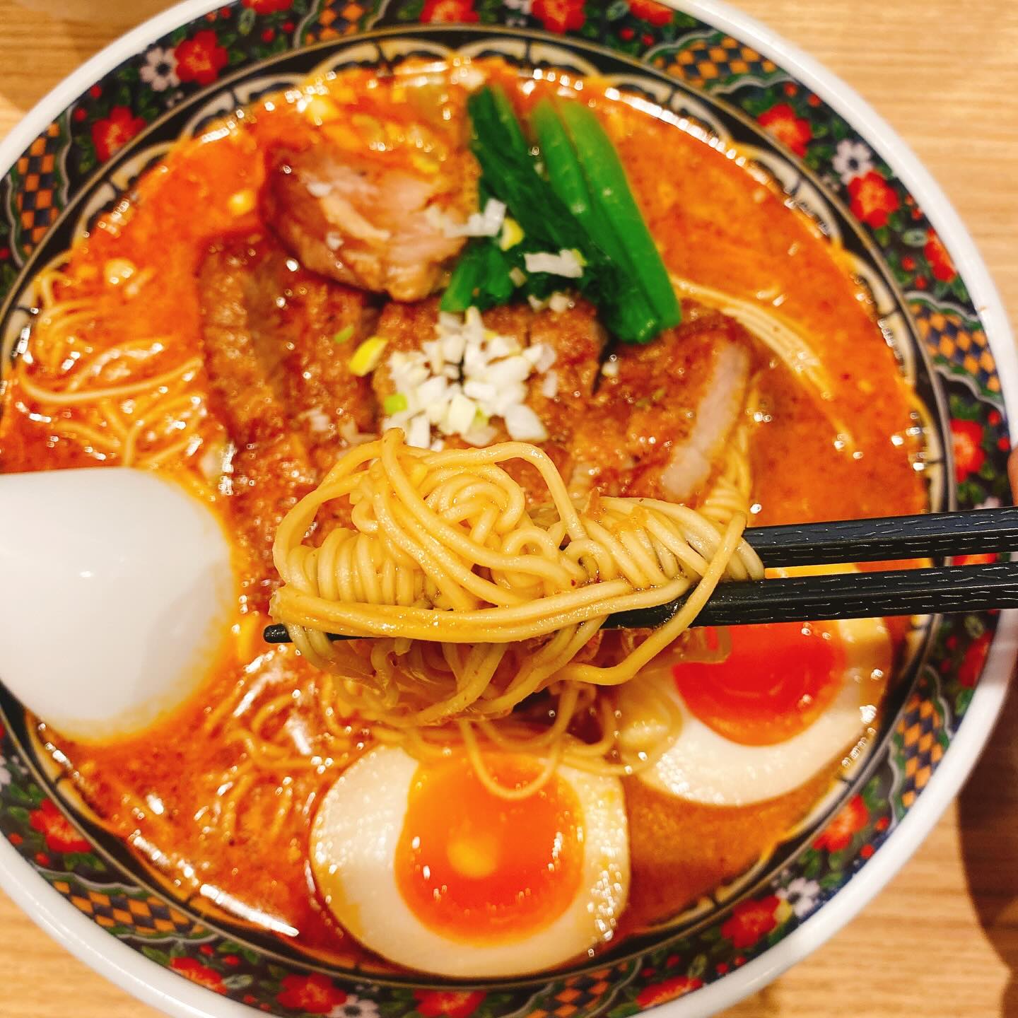 御徒町の担々麺専門店、寿限無担々麺 上野店の排骨担々麺(大辛、味玉トッピング)