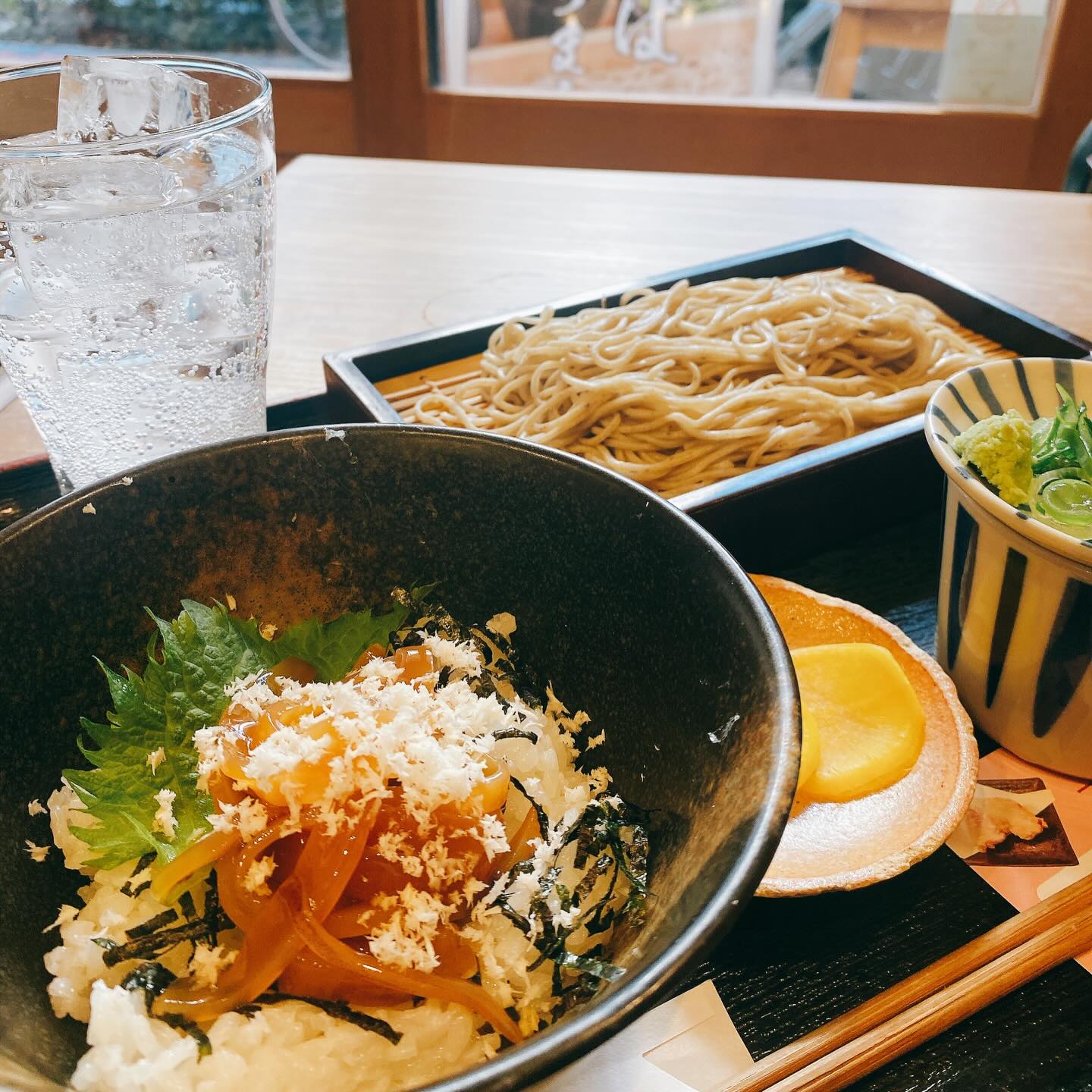 浅草橋のそば屋、百そばの山わさびとイカの漁師丼定食とAkayane クラフトジン 山椒 45°
