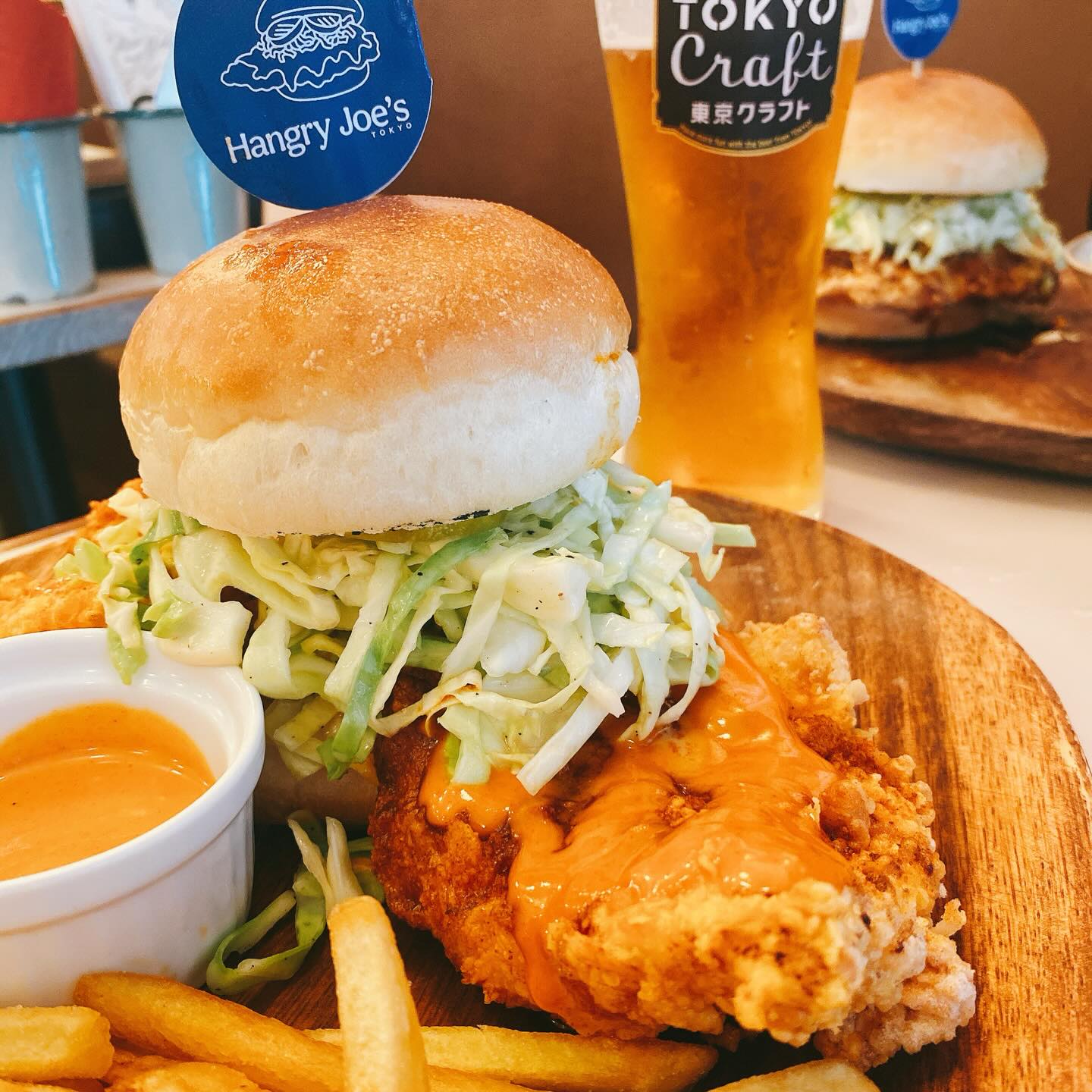秋葉原のチキンバーガー専門店、Hangry Joe’s Tokyoのハングリィスパイシーチキンバーガーセット(ダブルチーズトッピング)とビール Tokyo Craft