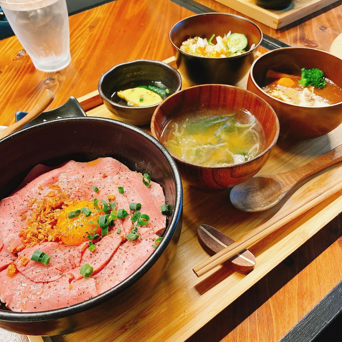 浅草の牛タン専門店、たんじろうの牛たんのローストビーフ丼&牛たんシチューセット