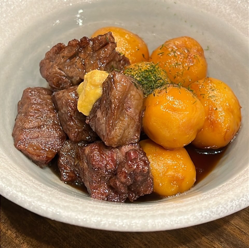 浅草の居酒屋、柿汁の肉じゃが