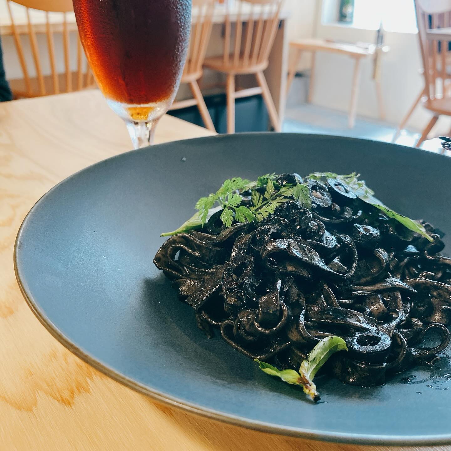 浅草のイタリアン、リストランテすずらんのパスタランチ(自家製生パスタ “トレネッテ” アンチョビ、オリーブ、ケッパー、イカスミのソース)