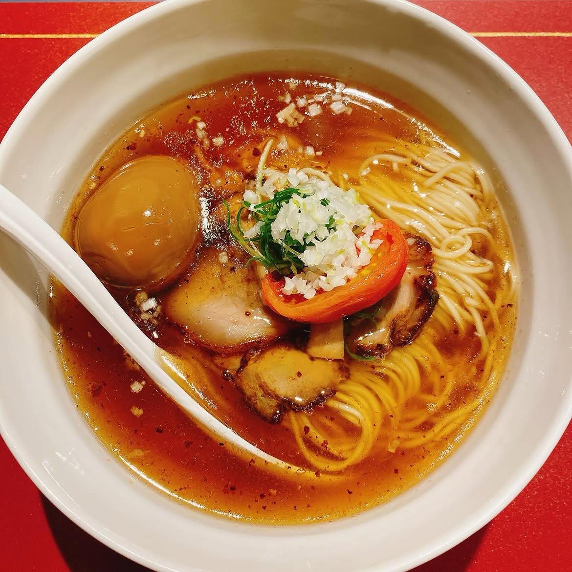 入谷のラーメン屋、Craft Ramen Bitのコンソメらーめん (醤油)/味玉入